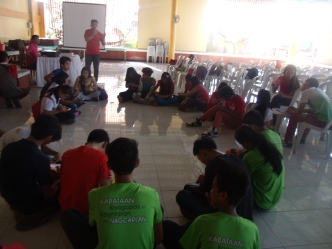 Kabataan ang Pag-asa ng bayan: Ang mga kasapi ng Red Cross Youth of Nagcarlan habang nagsasagawa ng isang aktibidad